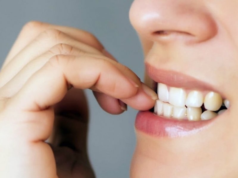 5 Использовать зубную щетку с жесткой щетиной