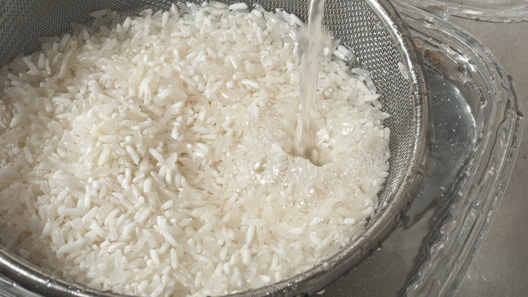 Чем полезна рисовая вода и зачем она вообще нужна