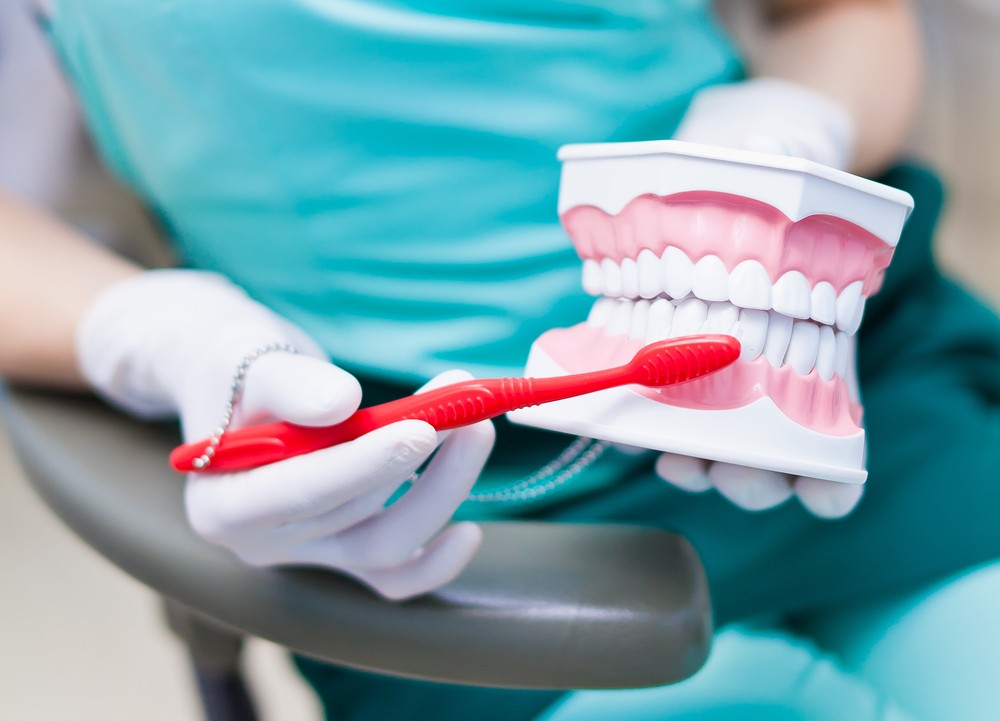 Щетка нить и ирригатор как правильно чистить зубы в домашних условиях узнали у стоматолога