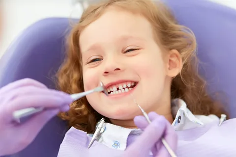 С какого возраста и как часто показывать ребенка стоматологу