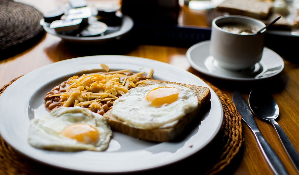 Завтрак - это самый важный прием пищи в течение дня. Многие люди, стремясь сэкономить время или потерять вес, часто пропускают этот важный прием пищи. Однако диетологи настоятельно рекомендуют не пропускать завтрак, и в этой статье мы расскажем почему.
